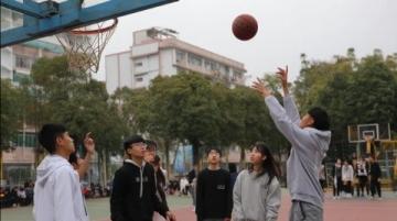 余姚一位75歲的老球迷帶領三支門球隊征霸全國