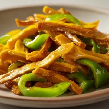 青椒肉絲,這道經典的中式家常菜,以其色澤鮮艷、口感豐富而受到眾多食客的喜愛