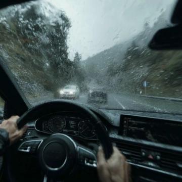 雨天安全行駛指南：降低車速、控好距離、亮尾燈