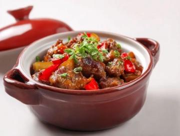 以下是一道原創(chuàng)改良版粉蒸肉食譜,以茶香解膩、果香增鮮為特色