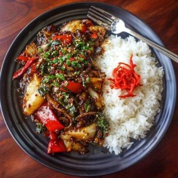 青椒肉絲,這道經典的中式家常菜,以其色澤鮮艷、口感豐富而受到眾多食客的喜愛