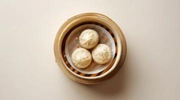 以下是一道原創(chuàng)改良版粉蒸肉食譜,以茶香解膩、果香增鮮為特色