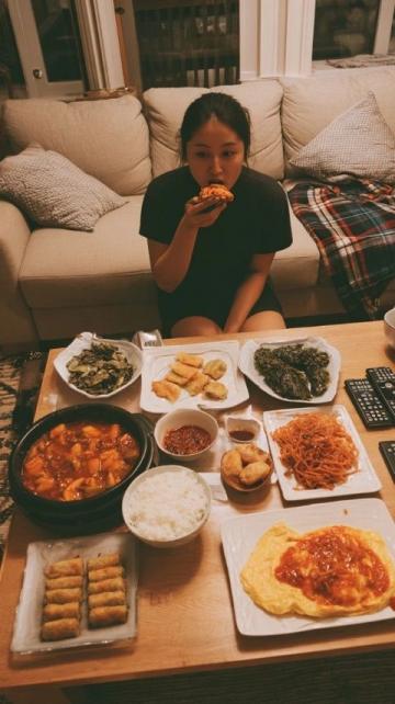 劉宇寧重操舊業(yè)秀廚藝(劉宇寧美食)