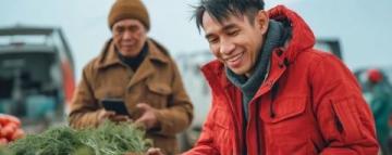 巴州區興文小學校園農場種蔬菜，校門口擺攤搞義賣