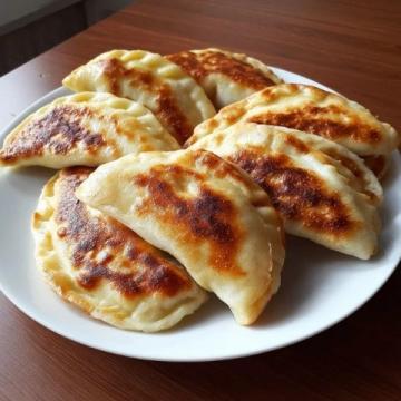 小云美食分享今天給大家分享一種家常餡餅的做法,薄皮大餡,非常好吃