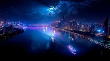 夜晚的汕頭：華僑公園海濱長廊燈火璀璨，人流不息