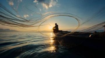 解析夜釣與白天垂釣的優(yōu)劣對比：魚類習(xí)性、環(huán)境因素、季節(jié)影響全面分析