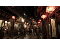 已經(jīng)是晚上9點(diǎn)多了，街邊僅有幾家飯館還亮著燈，能在北京經(jīng)營到深夜的