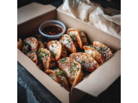 在家里怎樣才能做出色澤金黃外酥里嫩的炸茄盒呢？其實方法很簡單