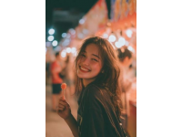 女孩路邊吃炒飯遇到流浪漢，她的反應(yīng)溫暖人心