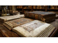 珍稀老書在古玩市場的價值與魅力探秘