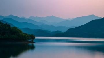 濃濃的茶香、絢爛的秋色、靜謐的湖光,開化景區有著一絲仙氣。