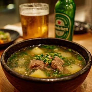 街頭偶遇寶藏小館牛肉鍋配小酒太絕啦，推薦首爾必吃小鎮！