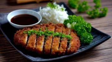 脆皮五花肉是一道特色鮮明的美食，因其獨特的口感與風味而廣受大眾喜愛
