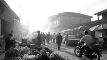 這是1945年11月份的一組珍貴老照片，拍攝于重慶路邊的一家小吃店
