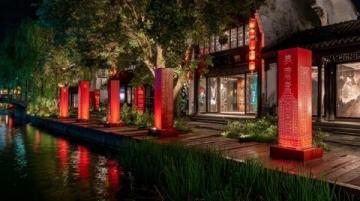 五一假期，寧夏中衛(wèi)向陽(yáng)街變成流動(dòng)的河流，熱鬧的夜晚增添夢(mèng)幻色彩。