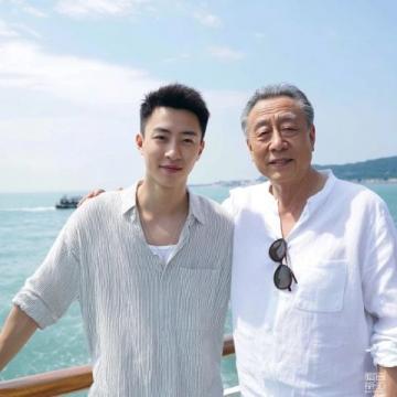 5月20日,孔子第76代孫公開消息,自己已在美國結婚,妻子厚唇大眼是大馬名媛