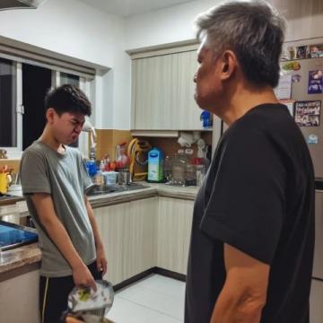 遠行千里終抵家門，父子情深守候夜深
