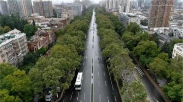 廣州的氣溫漸漸攀升，假期里總想著到戶外走走,交通便利、地鐵直達的白云山