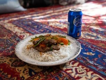 回民街中午品嘗美味羊肉泡饃