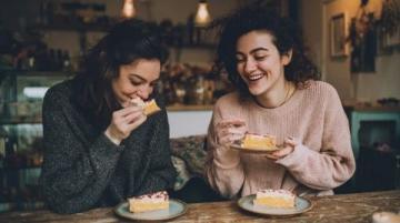 美食和閨蜜的文案：讓我們一起嗨翻天，品味生活的美味！