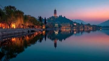 松滋縣有個小鎮邊緣臨大湖，大片水面映照著夕陽。