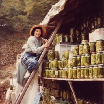 這是1945年11月份的一組珍貴老照片，拍攝于重慶路邊的一家小吃店