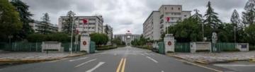 江蘇婚禮車隊遇高考禁行路段，交警暖心護航見證感人一幕
