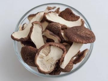 昆明市場迎來平價(jià)雞樅替代品：雞油菌和紅菇上市口感佳價(jià)格親民