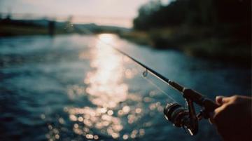 解析夜釣與白天垂釣的優劣對比：魚類習性、環境因素、季節影響全面分析