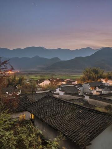 松滋縣有個小鎮邊緣臨大湖，大片水面映照著夕陽。