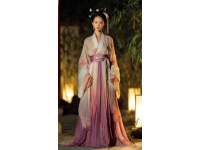 鮑蕾母女三人古裝寫真顏值爆表，貝兒簡直是陸毅翻版！網友們都在討論這對母女的五官和身材。