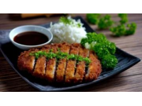 脆皮五花肉是一道特色鮮明的美食，因其獨特的口感與風味而廣受大眾喜愛