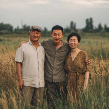 陸毅攜家人回哈爾濱老家探親