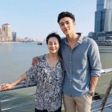 陸毅攜家人回哈爾濱老家探親