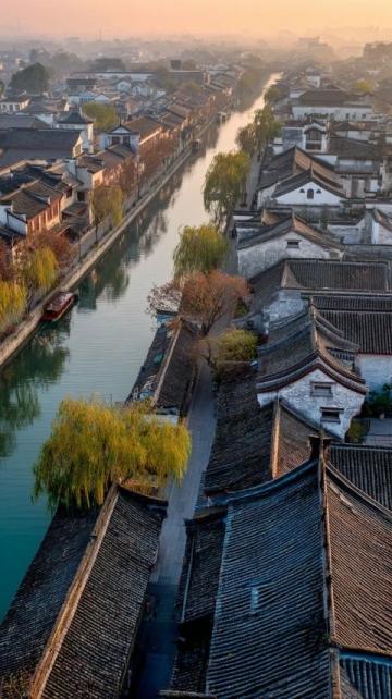 烏鎮(zhèn)，這座擁有千年歷史的江南古鎮(zhèn)，宛如一顆璀璨的明珠，散發(fā)著迷人的魅力
