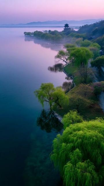夕陽下的嘎日迪湖:如詩如畫的自然美景