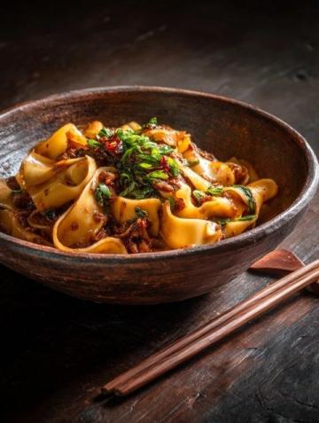 陜西安康特色美食：漢陰澗池燴面片制作與魅力解析