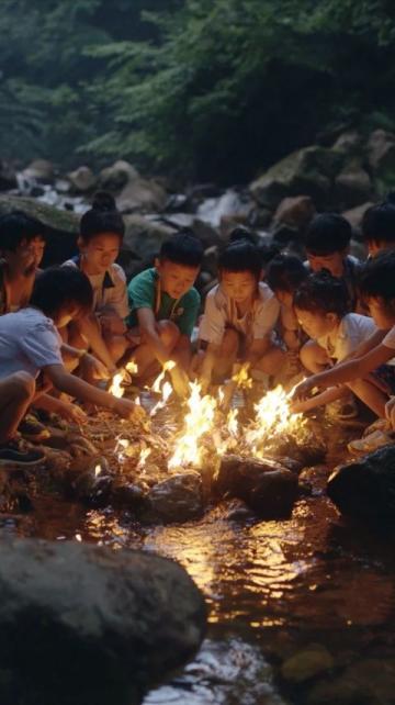 長安夜色中,炭爐烤得一片暖黃。