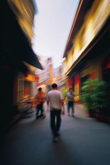 路過漢正街，在武漢的鬧市區還有這樣有年代感的老房子，鋁合金，防盜窗，花床單