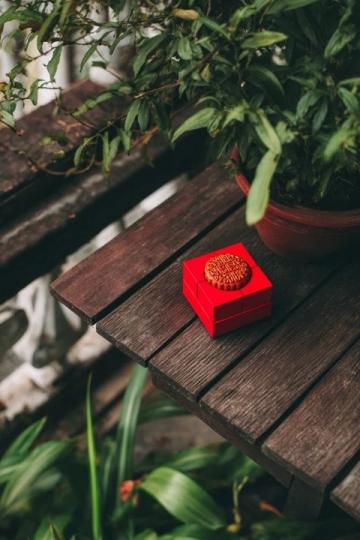 紅豆糯米餅是一道軟糯香甜的中式點心,外皮微脆,內餡紅豆綿密