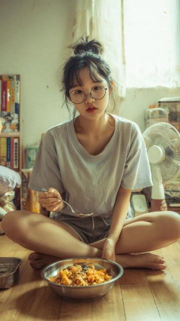 蠔烙：潮汕地區經典傳統小吃，以新鮮生蠔為主要食材，佐以薯粉、雞蛋煎制而成。