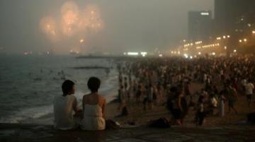 2025年跨年夜 海濱成熱門聚集地 年輕人盡情暢歌。