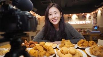 我表妹被邀請參加香蜜湖的大型運動社區活動！她準備了好吃的小食，等待顧客的到來！