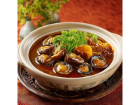 蠔烙：潮汕地區經典傳統小吃，以新鮮生蠔為主要食材，佐以薯粉、雞蛋煎制而成。