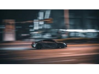 新能源汽車制動情境下的運動學加速度計算 | 物理試題