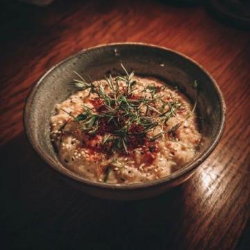 蠔烙：潮汕地區經典傳統小吃，以新鮮生蠔為主要食材，佐以薯粉、雞蛋煎制而成。