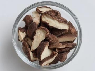 昆明市場迎來平價(jià)雞樅替代品：雞油菌和紅菇上市口感佳價(jià)格親民