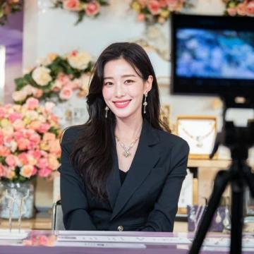林允生日直播秀廚藝，中餐女神魅力綻放引期待！