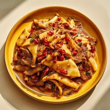 青椒肉絲,這道經典的中式家常菜,以其色澤鮮艷、口感豐富而受到眾多食客的喜愛